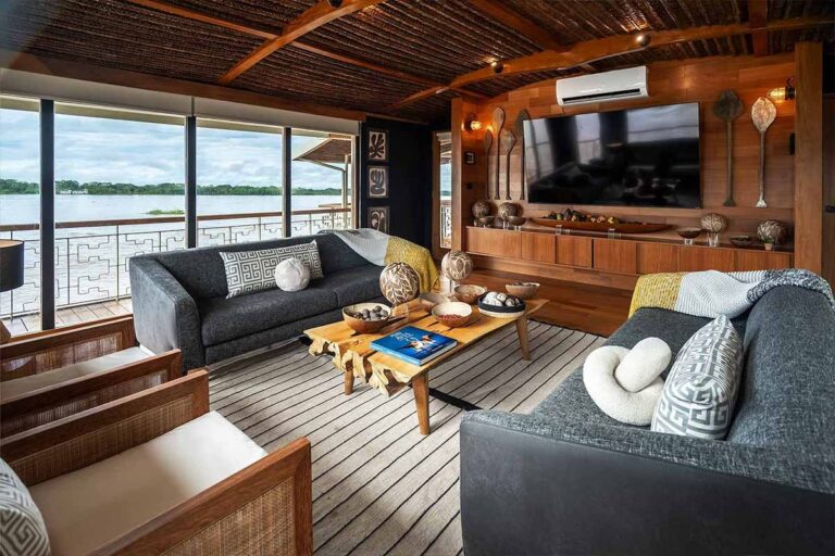 Delfin-I-Common-areas-luxury amazon expedition